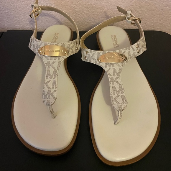 MICHAEL Michael Kors MK Plate Logo Thong Sandals - Picture 6 of 9